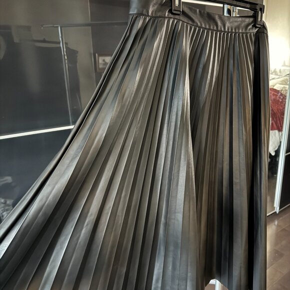 Ever New Curve Black Harmony Curve Vegan Pleated Skirt - Picture 3 of 4